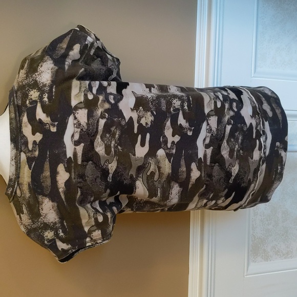 Women's Rock & Republic Camo Print Short Sleeve Distressed Top - Picture 3 of 6